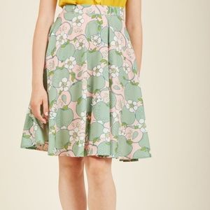 Marvelous Midi Skirt w Pockets in Apples Medium